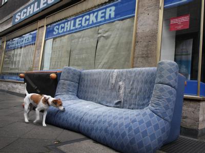 Sperrmüll vor einer geschlossenen Schlecker-Filiale. Nun stehen Tausende Mitarbeiter in Deutschland ohne Job da. Foto: Martin Gerten Schlecker