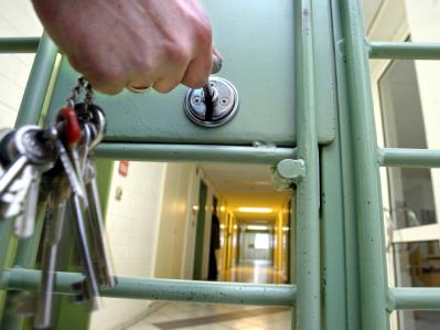 Wie die deutsche Anti-Folter-Stelle berichtet, werden auch hierzulande in Gefängnissen und Arrestzellen die Rechte von Gefangenen verletzt. Foto: Marcus Führer Gefängnistür