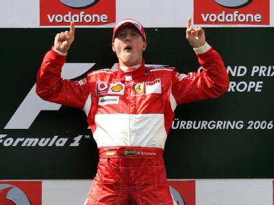 Michael Schumacher jubelt über seinen Sieg beim GP von Europa am Nürburgring (Archivfoto vom 07.05.2006). Schumacher jubelt