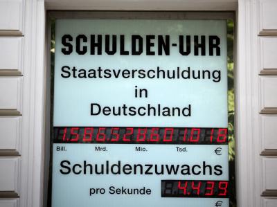 Eine Schulden-Uhr stellt am 6.7.2009 am Sitz des Steuerzahlerbundes in Wiesbaden die Staatsverschuldung in Deutschland dar. Schulden-Uhr