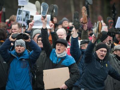 Schuhe als Zeichen der Verachtung: Etwa 300 Menschen haben gegen Christian Wulff demonstriert. Foto: Jörg Carstensen Schuhe vor Schloss Bellevue