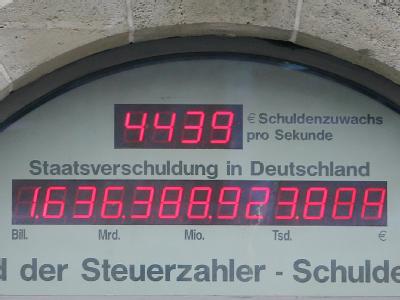 Inzwischen ist es schon wieder etwas mehr geworden: Die Schuldenuhr des Bundes der Steuerzahler in Berlin am 13.11.2009 um 12.10 Uhr. Schuldenuhr in Berlin