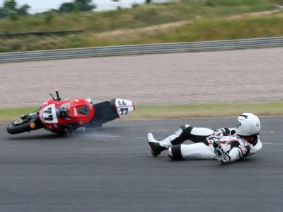Bei diesem Sturz blieb er unverletzt: Michael Schumacher beim freien Training mit seiner Superbike-Maschine auf dem Sachsenring (Foto vom 12.06.2008). Schumacher-Sturz
