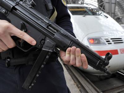 Ausgestattet mit einer Maschinenpistole sichert eine Streife der Bundespolizei den Hauptbahnhof in Frankfurt am Main. Sicherheitsmaßmnahmen