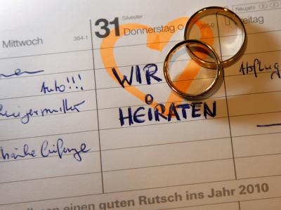 Drum prüfe, wer sich ewig bindet: Schwiegereltern haben künftig das Recht, Geschenke an den Schwiegersohn oder die Schwiegertochter nach der Scheidung zurückzuverlangen. Eheringe kurz vor der Heirat