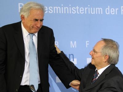 Bundesfinanzminister Wolfgang Schäuble im Gespräch mit Dominique Strauss-Kahn. Schäuble und Strauss-Kahn