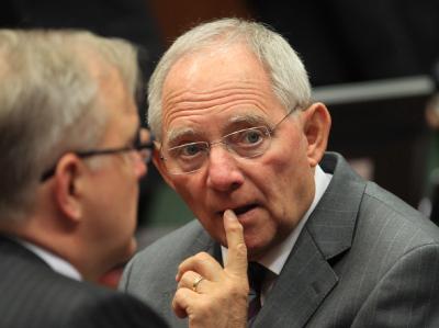 Im Gespräch mit EU-Kommissar Olli Rehn in Brüssel: Wolfgang Schäuble kann sich eine Volksabstimmung über eine neue deutsche Verfassung vorstellen. Foto: Olivier Hoslet/Archiv Schäuble in Brüssel