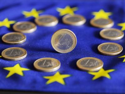 Seit langem streiten die 27 EU-Staaten über eine neue Steuer auf Finanzgeschäfte. Foto: Uli Deck/Archiv Euro-Münzen