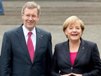 Bundespräsident Christian Wulff und Bundeskanzlerin Angela Merkel. Foto: Friso Gentsch/Archiv Wulff und Merkel