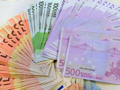 Die Schulden sind im Vergleich zum vergangenen Jahr um 42,3 Milliarden Euro gestiegen. Foto: Frank Leonhardt Euroscheine