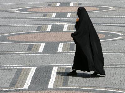 Eine Frau in einer Burka geht durch München. In Frankreich soll das streng islamische Kleidungsstück künftig verboten sein. Frau in Burka
