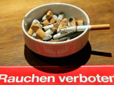 Fazit des Deutschen Krebsforschungszentrums: «Die meisten Landesgesetze zum Nichtraucherschutz dürfen als gescheitert angesehen werden.» Vier von fünf Kneipen verraucht