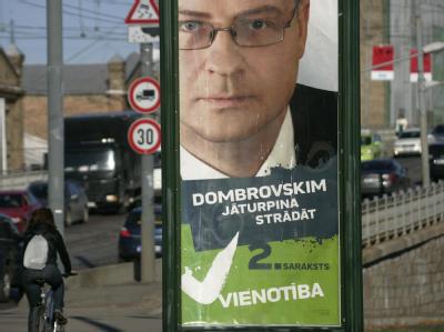 Der amtierende Ministerpräsident Valdis Dombrovskis hat die Parlamentswahl gewonnen. Dombrovskis-Wahlplakat