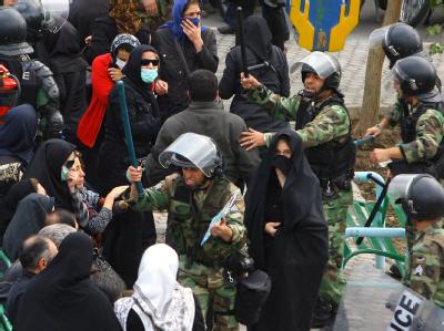 Polizisten und Ahmadinedschad-kritische Demonstranten gerieten am vergangenen Mittwoch in Teheran aneinander. Zusammenstöße bei Protesten gegen Ahmadinedschad