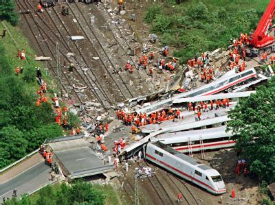 Das Luftbild zeigt das Ausmaß der Verwüstung durch das ICE-Zugunglück in Eschede (Archivfoto vom 03.06.1998). Die Bahn zahlte für jeden der 101 Toten 30 000 Mark (rund 15 000 Euro) Entschädigung an Hinterbliebene. ICE-Unglück in Eschede