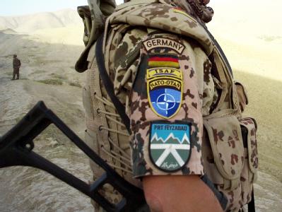Die «Schlüsselfähigkeiten» der Amerikaner sollen der Bundeswehr im Norden bis ins Jahr 2012 hinein erhalten bleiben. Foto: Maurizio Gambarini, dpa Bundeswehr-Soldat in Afghanistan