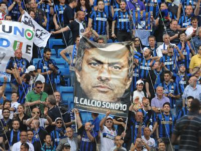 Fans von Inter Mailand halten ein Portrait von Trainer José Mourinho hoch. Inter-Fans