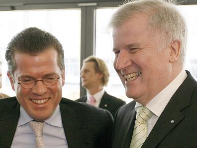 Der Bundeswirtschaftsminister Karl-Theodor zu Guttenberg (l) und der bayerische Ministerpräsident Horst Seehofer. (Archivbild) Guttenberg und Seehofer