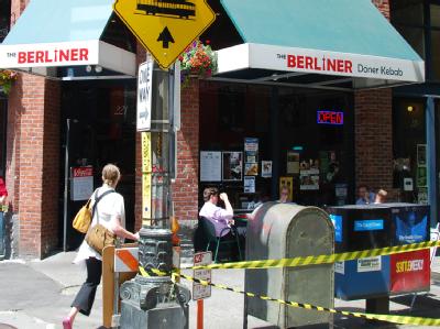 Beim «The Berliner» in Seattle bildet der Fernsehturm das «i», die Wände sind mit Bildern des Brandenburger Tores und mit Mauergraffiti geschmückt. Foto: Chris Melzer «The Berliner» in Seattle