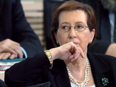 Heide Simonis schaut am 17. März 2005 im Kieler Landtag in Kiel nach dem vierten Wahlgang geschockt in den Plenarsaal. Heide Simonis