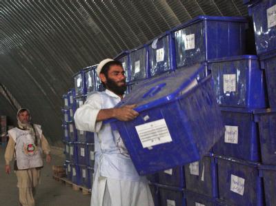 1,3 Millionen der insgesamt rund 5,6 Millionen Stimmen bei der Parlamentswahl in Afghanistan sind nicht gewertet worden. Wahlurnenlager in Afghanistan