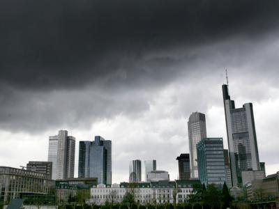 Frankfurter Banken-Skyline: Die weltweit stärksten Banken sollen so umgebaut werden, dass Steuerzahler nicht mehr für Verluste aufkommen müssen. Archivfoto: Frank May Frankfurter Banken-Skyline