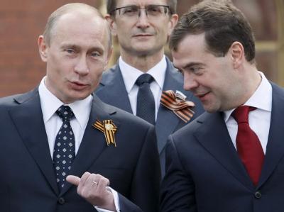 Die US-Depeschen beschreiben das von Kremlchef Medwedew (r) und Ministerpräsident Putin regierte Russland als «unabänderlich zynisch und korrupt». (Archivbild) Wladimir Putin und Dmitri Medwedew