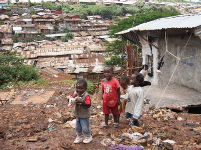 Kinder in einem Slum der kenianischen Hauptstadt Nairobi: Laut Unicef werden Städte «für immer mehr Kinder zu Orten der Armut». Foto: Carola Frentzen/Archiv Slum in Nairobi