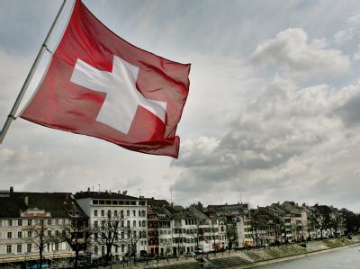 Die Schweiz steuert auf eine Verschärfung der Abschiebungsregeln zu. (Symbolbild) Schweizer Flagge