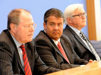 Peer Steinbrück, Sigmar Gabriel und Frank Walter Steinmeier bilden die SPD-Troika. Foto: Maurizio Gambarini/Archiv SPD-Spitze