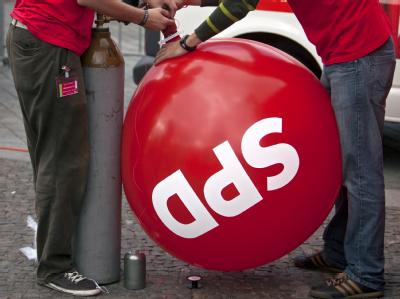 Laut einer Umfrage hat sich die SPD leicht verbessert. (Symbolbild) SPD-Ballon