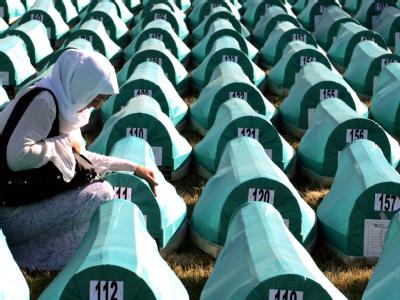 Eine bosnische Muslimin trauert über einem der Särge in der Potocari-Gedenkstätte in Srebrenica während der Beisetzung von 308 Opfern des Völkermords (Archivfoto vom 11.07.2008). Potocari-Gedenkstätte für Srebrenica-Opfer