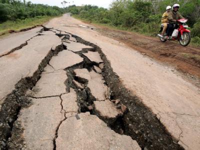Schäden nach einem Erdbeben in Indonesien am 15. September 2007: An der Westküste Sumatras kommt es immer wieder zu schweren Beben. Erdbeben in Indonesien