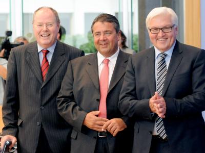 Fraktionsvorsitzende Frank Walter Steinmeier (r) gilt neben dem früheren Bundesfinanzminister Peer Steinbrück (l) und SPD-Chef Sigmar Gabriel als möglicher Kanzlerkandidat der Sozialdemokraten. Archivfoto: Maurizio Gambarini SPD-Kanzlerkandidatur