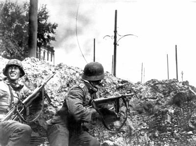 Deutsche Infanterie bei den Straßenkämpfen um Stalingrad: Sogenannte Kriegsverräter sollen nach dem Willen der Koalition rehabilitiert werden. (Symbolbild) Schlacht um Stalingrad