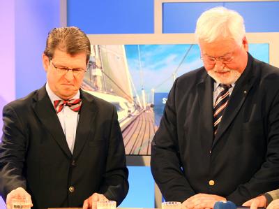 Der schleswig-holsteinische Ministerpräsident Peter Harry Carstensen (CDU, r.) und sein koalitionsinterner Widersacher, SPD-Parteichef Ralf Stegner (Archiv). Carstensen und Stegner