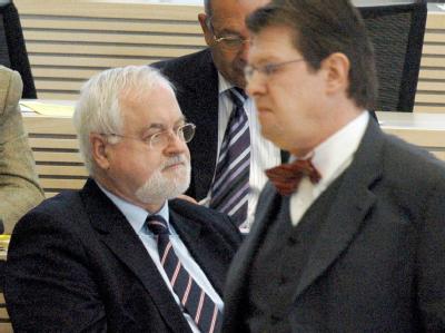 Frostiges Klima: Ministerpräsident Peter Harry Carstensen (CDU, l.) wird von Ralf Stegner keines Blickes gewürdigt (Archiv). Carstensen und Stegner