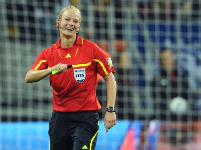 Bibiana Steinhaus leitete bereits das WM-Finale 2011 zwischen Japan und den USA. Foto: Arne Dedert Final-Schiedsrichter