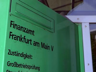 Briefkasten am Haupteingang des Finanzamtes Frankfurt V (Archivbild). Steuerreform