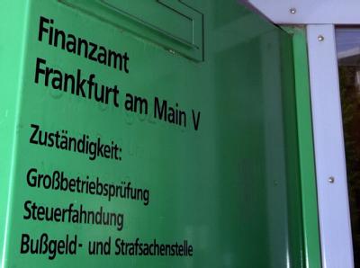 Briefkasten am Haupteingang des Finanzamtes Frankfurt V (Archivbild). Finanzamt