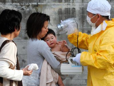 Ein Arzt misst die Strahlenbelastung von Bewohnern der Fukushima-Präfektur. Foto: Asahi Shimbun/Archiv Strahlenmessung