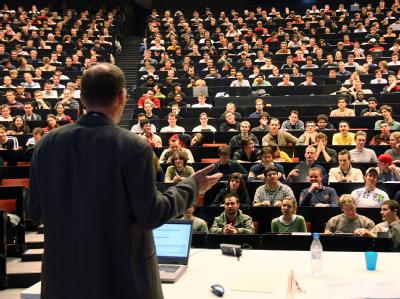 Nach Ansicht der OECD ist die Zahl der Hochschulabsolventen in Deutschland nicht hoch genug. (Archiv- und Symbolbild) Voller Hörsaal