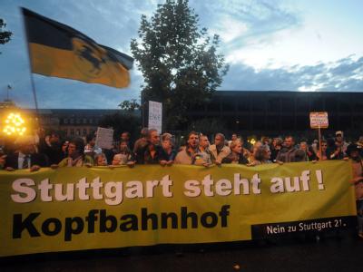 Demonstranten während einer Protestveranstaltung in Stuttgart vor dem Landtag. Stuttgart 21 - Proteste