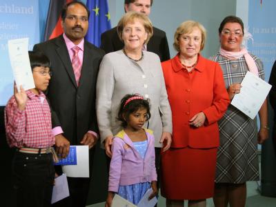 Bundeskanzlerin Angela Merkel und die Integrationsbeauftragte der Bundesregierung, Maria Böhmer, mit neu eingebürgerten deutschen Staatsbürgen. (Archivbild vom 12.05.2009) Merkel überreicht Einbürgerungsurkunden