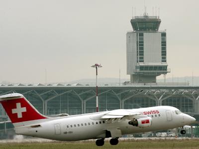 Die Schweizer Fluggesellschaft Swiss bereitet sich mit Zusatzkapazitäten auf den drohenden Pilotenstreik bei der Lufthansa vor. Swiss-Maschine