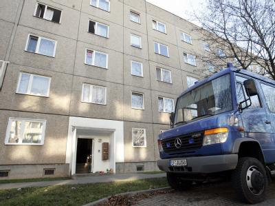 In diesem Haus im thüringischen Sömmerda war 2006 ein zehn Monate altes Baby in der Wohnung seiner Mutter verdurstet. (Archivbild) Baby verdurstet