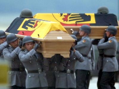 Soldaten tragen die Särge zweier in Afghanistan getöteten Bundeswehrsoldaten zur Trauerfeier (Archivfoto vom 29.6.2005). Trauerfeier