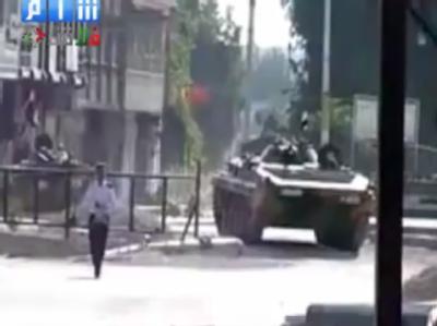 Eines der wenigen aus Syrien herausgeschmuggelten Fotos vom 17.8.2011 zeigt einen Panzer der Assad-Truppen in der Rebellenhochburg Homs. Foto: Shaam News Network Syrischer Panzer