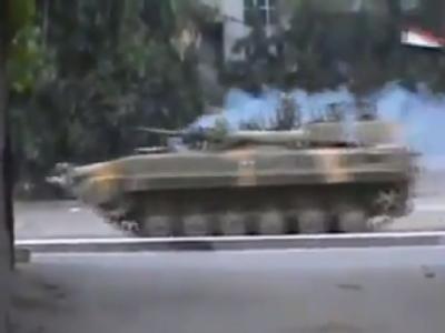 Eines der wenigen aus Syrien herausgeschmuggelten Fotos vom 15.8.2011 zeigt einen Panzer der Assad-Truppen in der Rebellenhochburg Homs. Foto: Shaam News Network Panzer in Homs