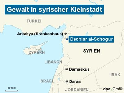 Nach Angaben der Regierung wurden in Dschisr al-Schogur am Montag 120 Angehörige der Sicherheitskräfte getötet. Flüchtlinge erhoben hingegen schwere Vorwürfe gegen die Sicherheitskräfte. Gewalt in syrischer Kleinstadt